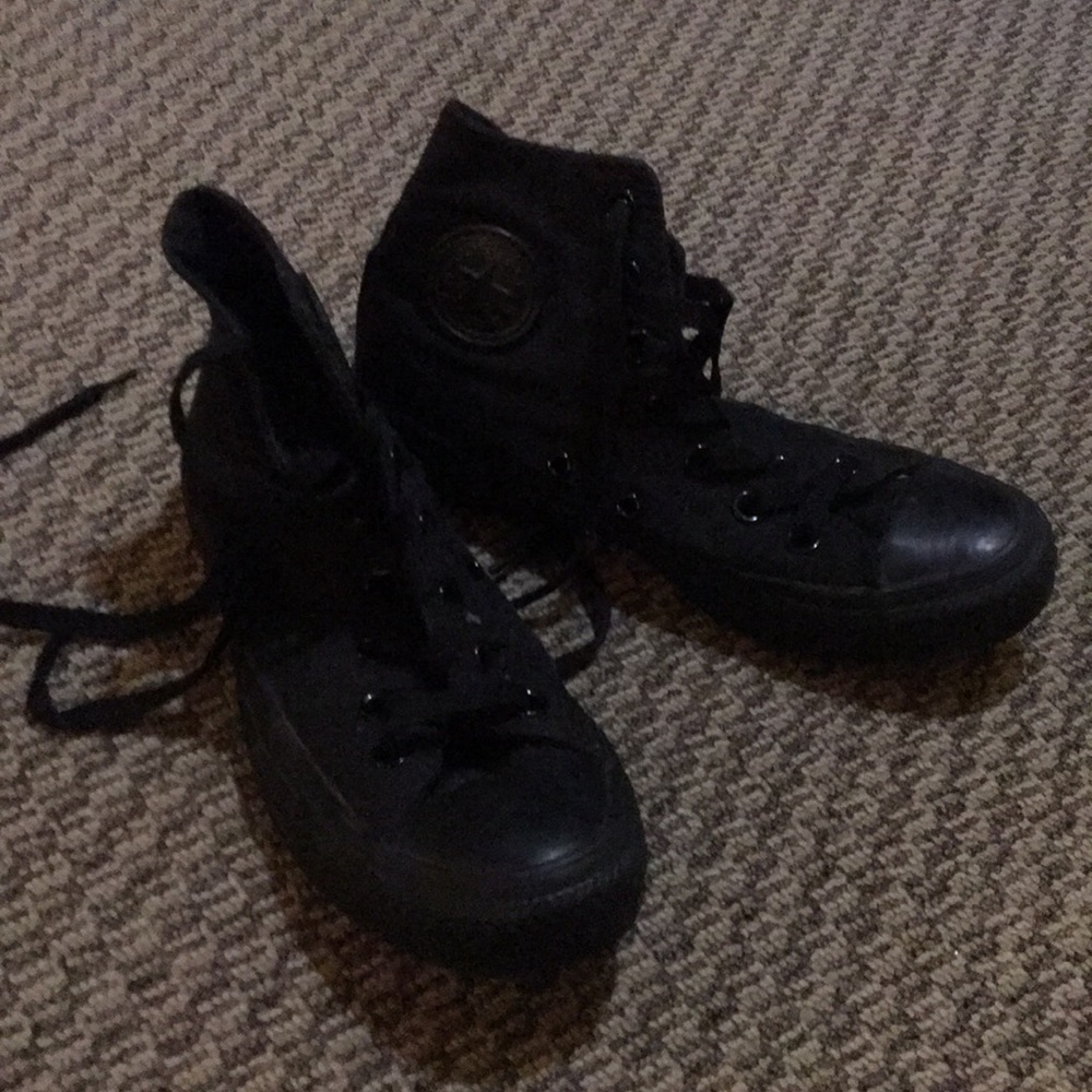 Size 4 (men’s size) black high top converse